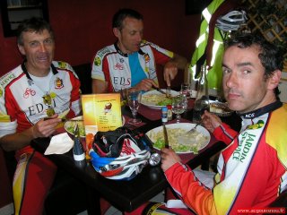Jean-Marc, Lionel et Patrick ont apprécié leur plat de pâtes après 300Kms ...         