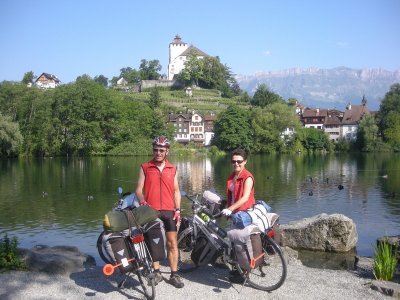 Anne & Yvon devant le village de Wendenberg (Suisse, 60 habitants)