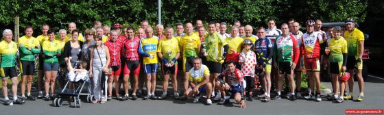 Les cyclistes entourent la petite Justine